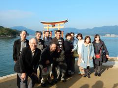 厳島神社の大鳥居を背景に