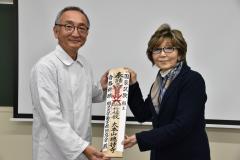 歯学部長へ国家試験合格祈願のお札を贈呈