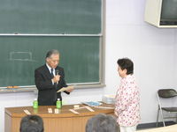 修了証を授与される久米先生