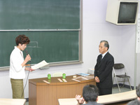 感謝状を授与される細井教授